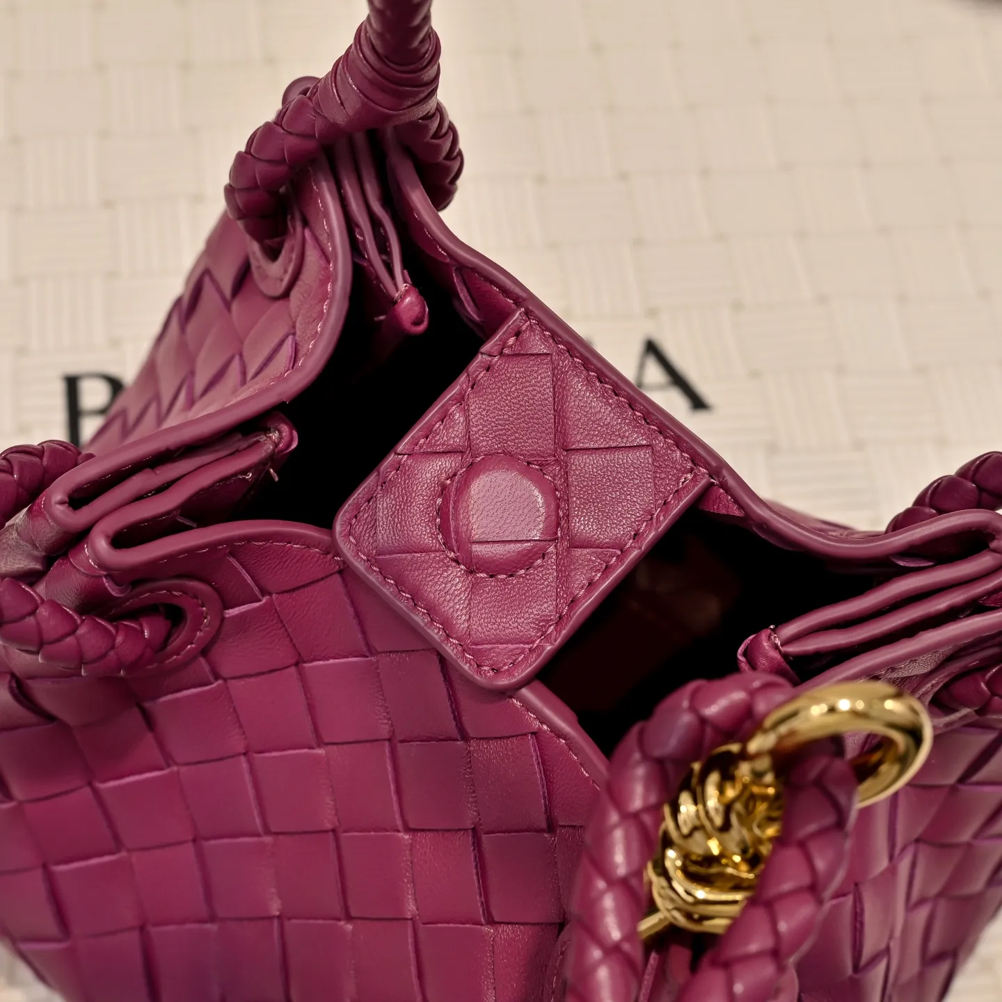 Batch 1760 BV home is new! Andiamo combines Bottega Veneta archives parachute handbags to inherit retro elements and integrate modern trends. The same style as Shu Qi's Beijing Night. It is a continuation of the classic bag. It has three functions: hand carry, shoulder and cross-body. It is embellished with metal brass knot buckles. The capacity of the small one is amazing. It can easily hold sunglasses in a box/small bottle of water/powder powder/charger and other daily necessities when going out. The upper body is versatile. Style number: 6569 Size: 21*17*16.5cm